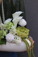 Parina Kalle, kompozycja kwiatowa w owalnej misie