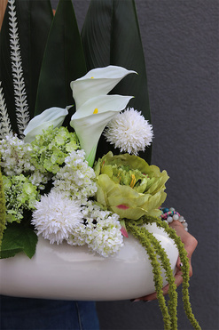 Parina Kalle, kompozycja kwiatowa w owalnej misie, wym.54x40x14cm