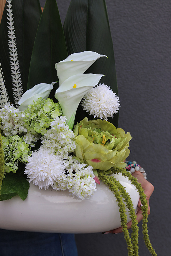 Parina Kalle, kompozycja kwiatowa w owalnej misie