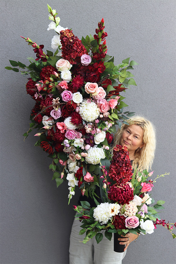 Burgundia, bukiet nagrobny we wkładzie do wazonu