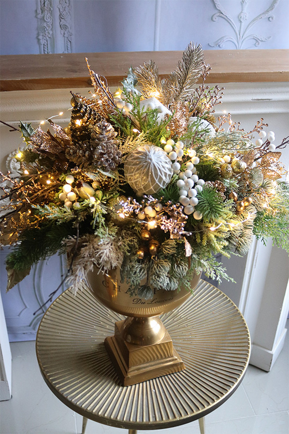 Elegancja Zimowa, kompozycja kwiatowa w złotym coolerze