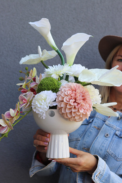 OD RĘKI Grodzisko I, nowoczesna kompozycja kwiatowa, wym.48x34x40cm