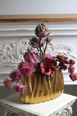 Olivina, kompozycja z proteą w złotym naczyniu, wym.50x45cm