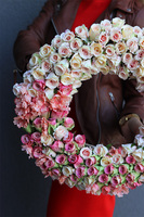 Roses Mercedes, dekoracyjny wianek na drzwi