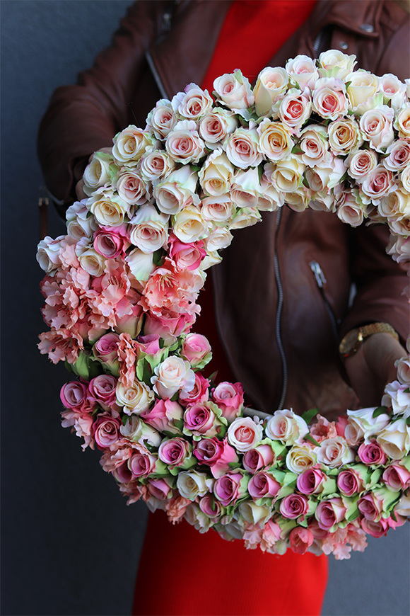 Roses Mercedes, dekoracyjny wianek na drzwi