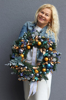 Granatowe Święta, świąteczny wianek z bombkami