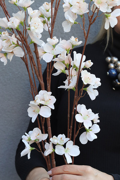 Jabłonka Vera, sztuczne kwiaty na gałązce, chłodna