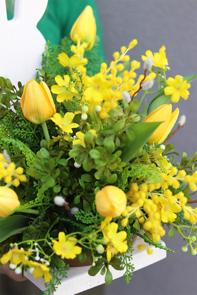 Żółta Wielkanoc, kompozycja nagrobna z zającem