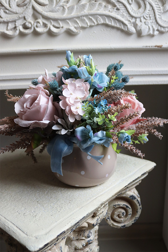 Reffia, kompozycja kwiatowa w naczyniu w groszki