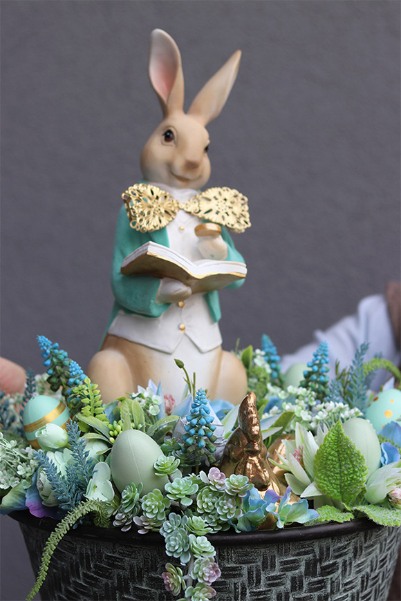 Easter Gentleman, stroik wielkanocny w metalowym koszu