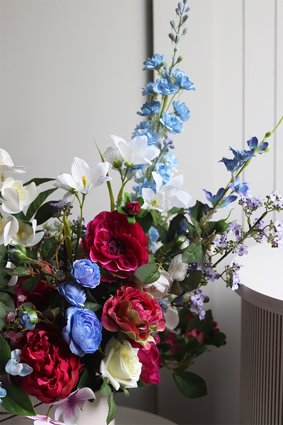 Kreoneta Figaro, kompozycja kwiatowa w naczyniu