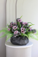 Alma Volcan, fioletowe kwiaty w ciężkim naczyniu