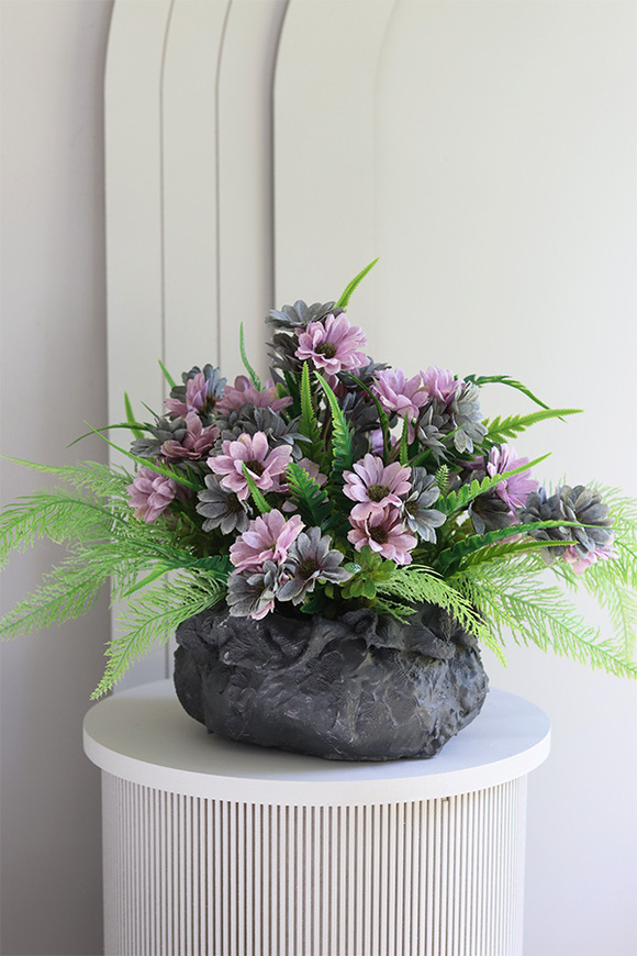 Alma Volcan, fioletowe kwiaty w ciężkim naczyniu