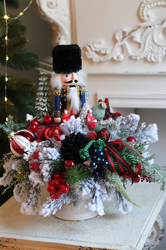 Nuts, świąteczny stroik z dziadkiem w pucharze