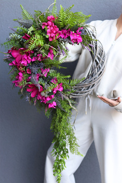 Magenta Love 2, asymetryczny wianek na drzwi, rozp.57cm