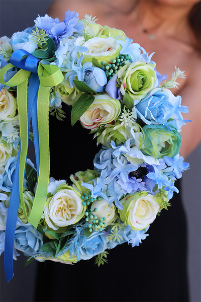 Niebieskie Obłoki, kwiatowy wianek ze wstążkami, śr.32cm 