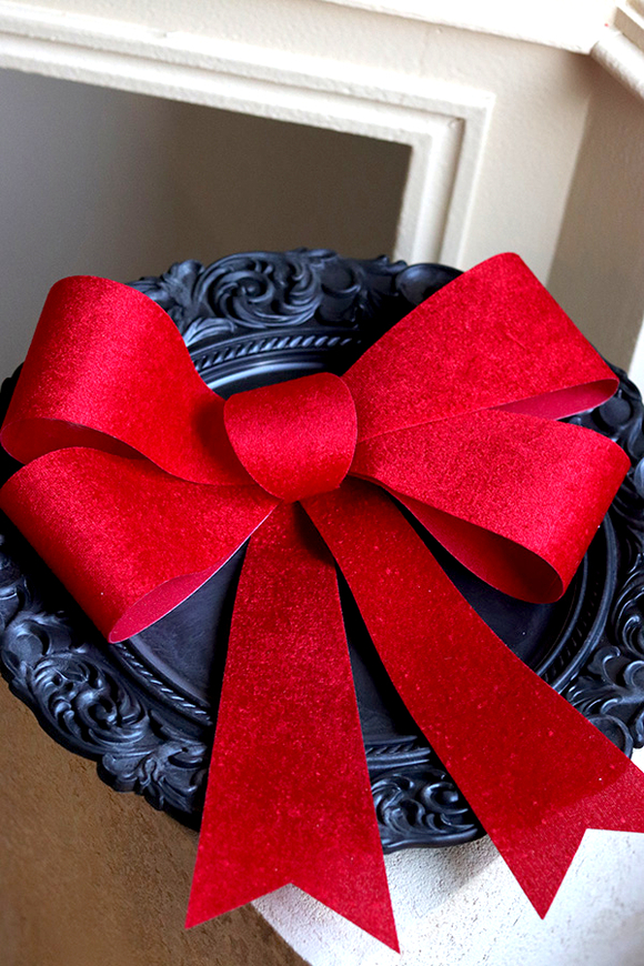 Astrid Red, dekoracyjna kokarda zawieszka