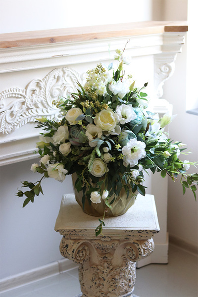 Blue Oceania Gold, kompozycja kwiatowa w naczyniu