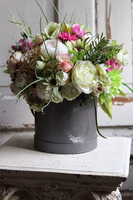 bogaty flowerbox z zielonych i  różowych kwiatów, Gerusto Helissa, wym.31x32cm