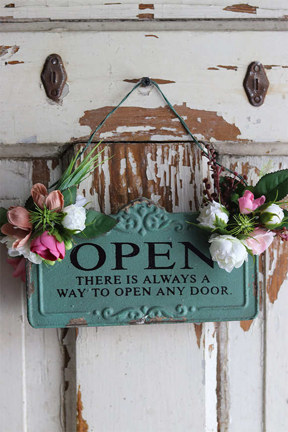 Open, tabliczka - zawieszka na drzwi z dekoracją kwiatową, wym.20x26cm 