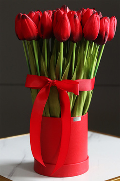 walentynkowy flowerbox wiosenny Czerwone Tulipany z kokardą, wys.33cm