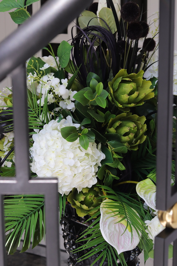 Black&White Opera Saute, kompozycja kwiatowa w naczyniu klienta