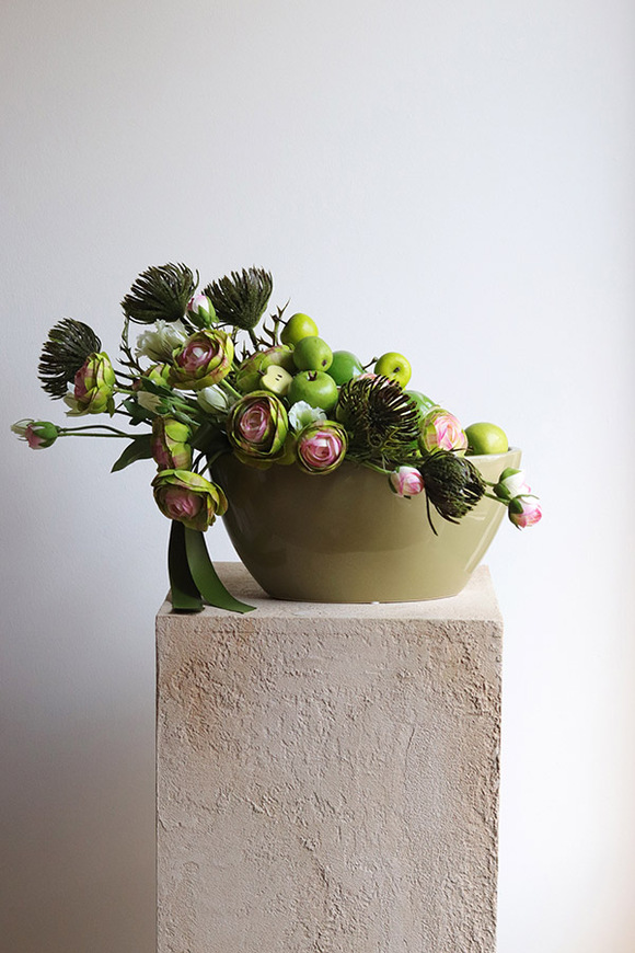Apple Green, kwiatowa w naczyniu z owocami
