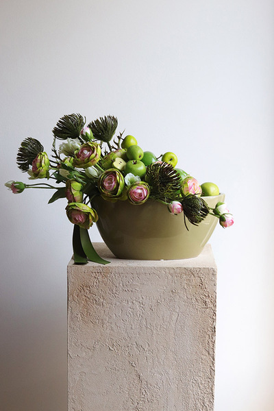 Apple Green, kwiatowa w naczyniu z owocami