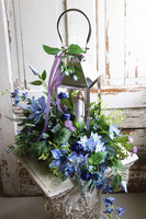Angelo Garden Bluenia, kompozycja nagrobna ze srebrnym lampionem, wys.53cm
