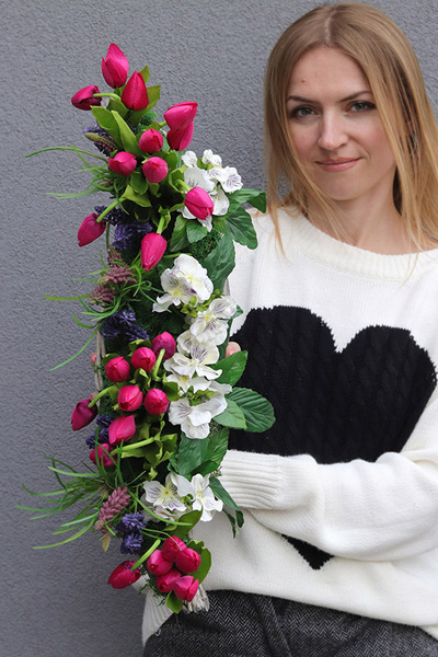 Tulipaneczki, kompozycja nagrobna w koszu