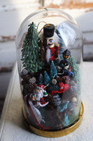 Dziadek do Orzechów Gold, stroik pod szklaną kopułą