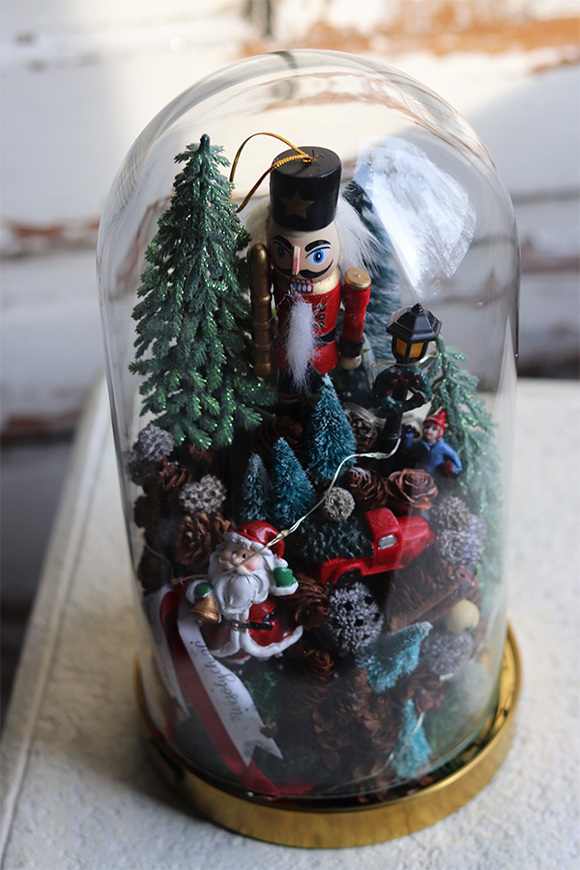 Dziadek do Orzechów Gold, stroik pod szklaną kopułą