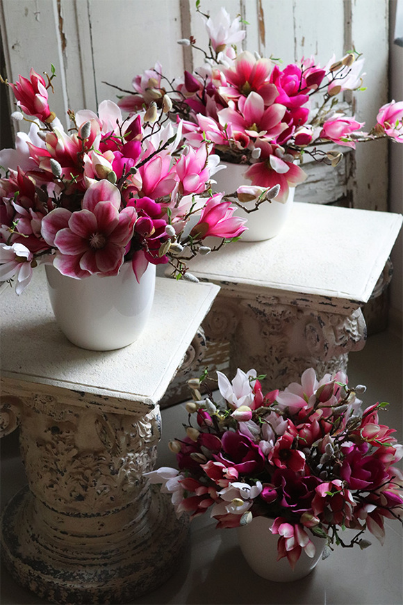 Magnolie Moko, bukiet różowych kwiatów w białym naczyniu, wys.41x42cm 