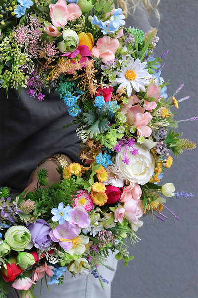 Majowa Łąka Pretana, barwny kwiatowy wianek