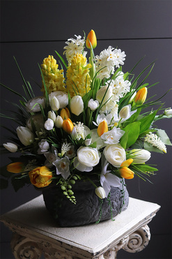 Volcan Spring Time, kompozycja nagrobna w misie, wys.54cm 