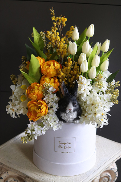 Króliczek w Ogrodzie, wiosenny flowerbox z figurką