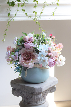 Deluni Ferana 3, kompozycja kwiatowa z kokardką, wys.22cm 