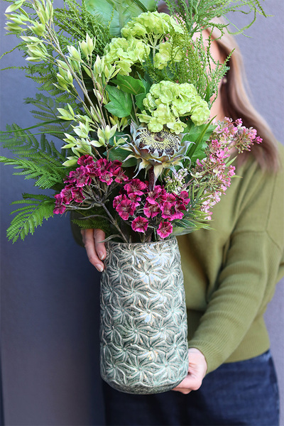 Nedila Krelita, kompozycja kwiatowa w naczyniu