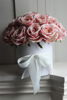 Rosana Benita, flowerbox różany z kokardą