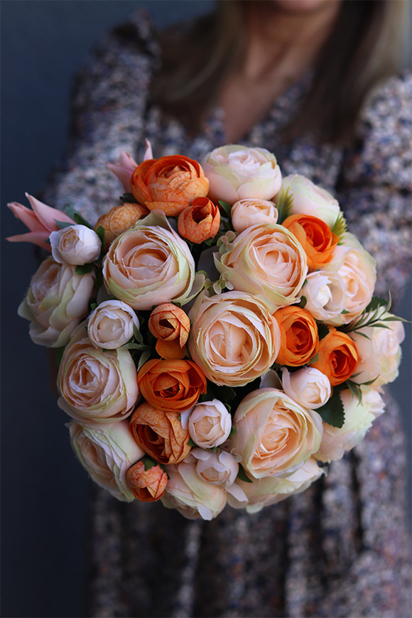 Orangina, flowerbox z pomarańczowymi kwiatami