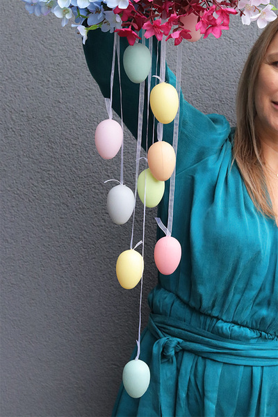 Tęczowa Idylla, wielkanocny wianek na drzwi z zawieszkami