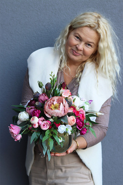 Derenata 2, kompozycja kwiatowa w złotej donicy, wym.35x54cm