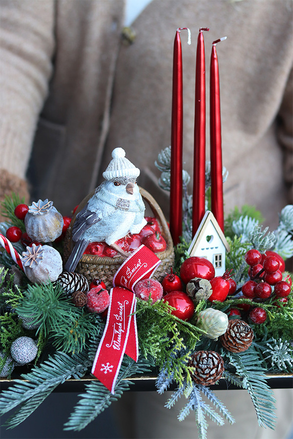 Czerwone Święta w Ptaszkowie, stroik ze świecami na tacce