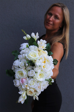 kompozycja kwiatowa Caryca Biel, wys.40x26cm