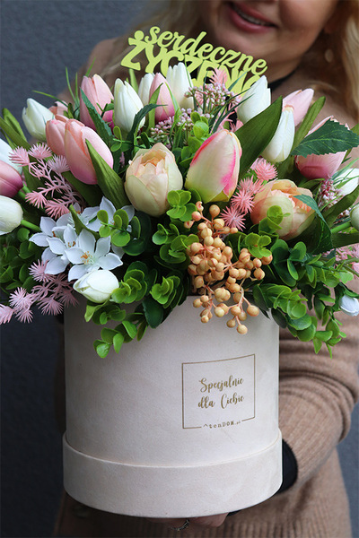 Celina Modeno, welurowy flowerbox z tulipanami