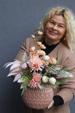 Dulia, wąska kompozycja kwiatowa na półkę, wys.47cm 