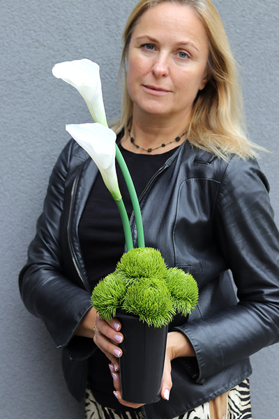 New Design White, nowoczesny bukiet nagrobny we wkładzie, dł.52cm