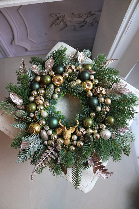 Złoty Wiek, świąteczny wianek z bombkami
