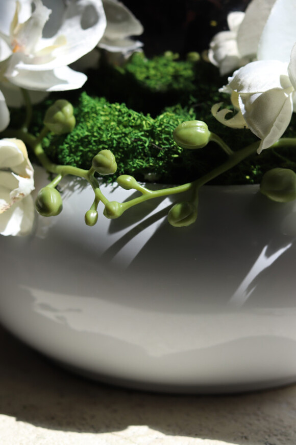 Dekoria Round, kompozycja kwiatowa w białej misie