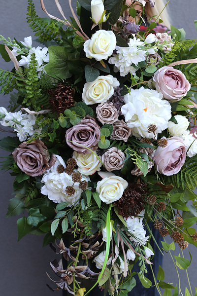 Cappucino, nagrobna kompozycja w misie, wym.40x98x55cm